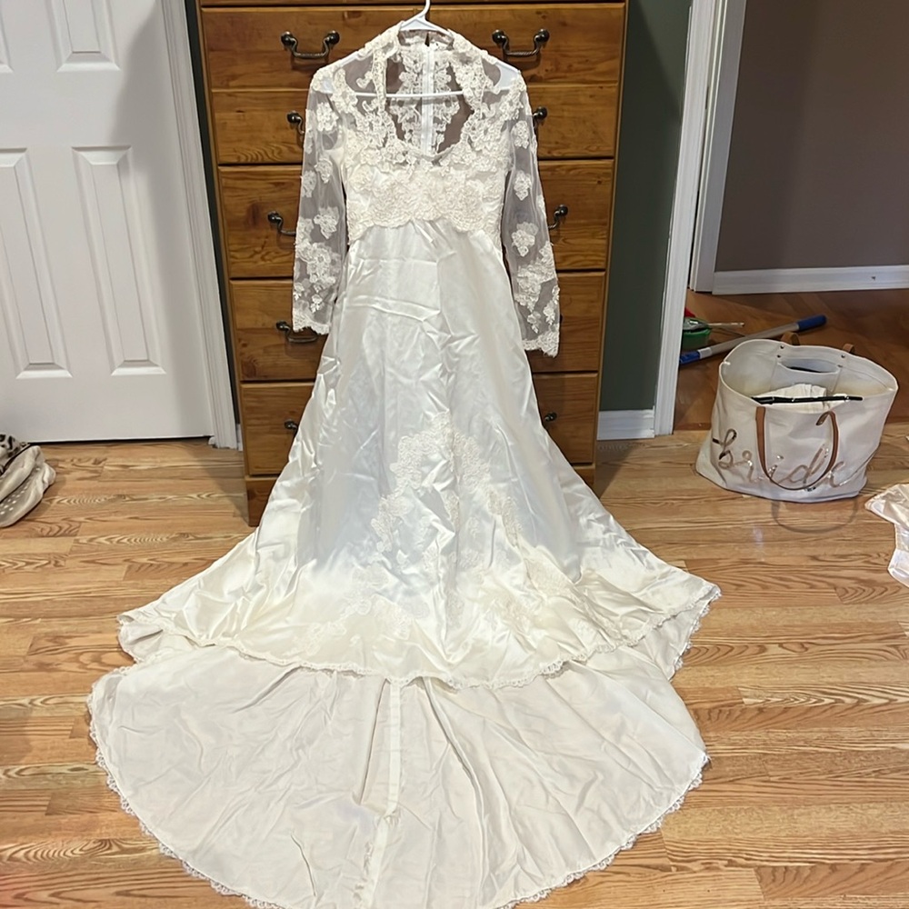 Vintage Wedding Dress/inner hoop and Veil
